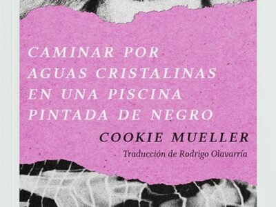 Caminar por aguas cristalinas en una piscina pintada de negro